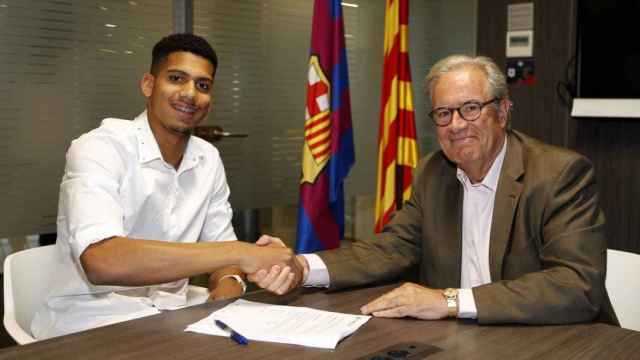 El directivo Silvio Elías da la bienvenida a Ronald Araújo al Barça | FCB