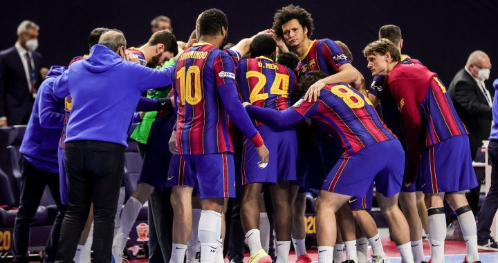 Los jugadores del Barça de balonmano, tras caer en la final de la Champions | EFE