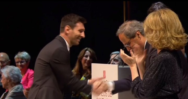 Leo Messi recibe la Creu de Sant Jordi de manos de Quim Torra / TWITTER