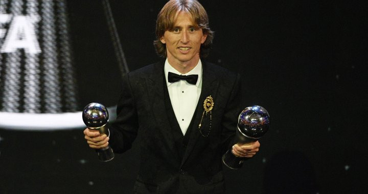 Una foto de Luka Modric con sus dos galardones en la gala The Best de la FIFA / EFE