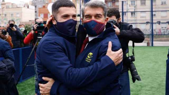 Joan Laporta junto a Jordi Alba, actual dueño del lateral izquierdo del Barça, en una imagen de archivo / FC Barcelona