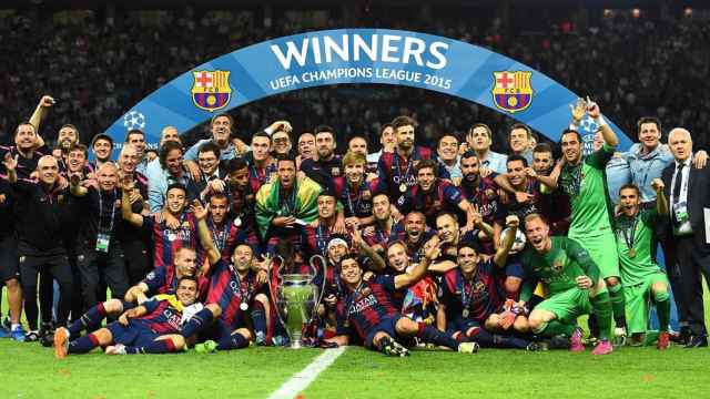 Los jugadores del Barcelona celebran la Champions de 2015 / EFE
