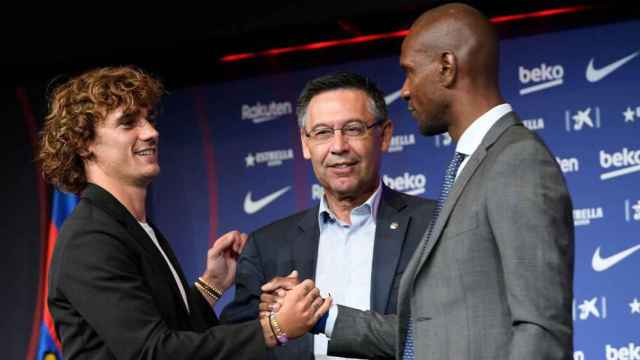 Griezmann, Bartomeu y Abidal en la presentación del francés / EFE