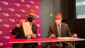 Víctor Font firmando un documento que garantiza que el Barça no se convertirá en SAD / 'Sí al futur'