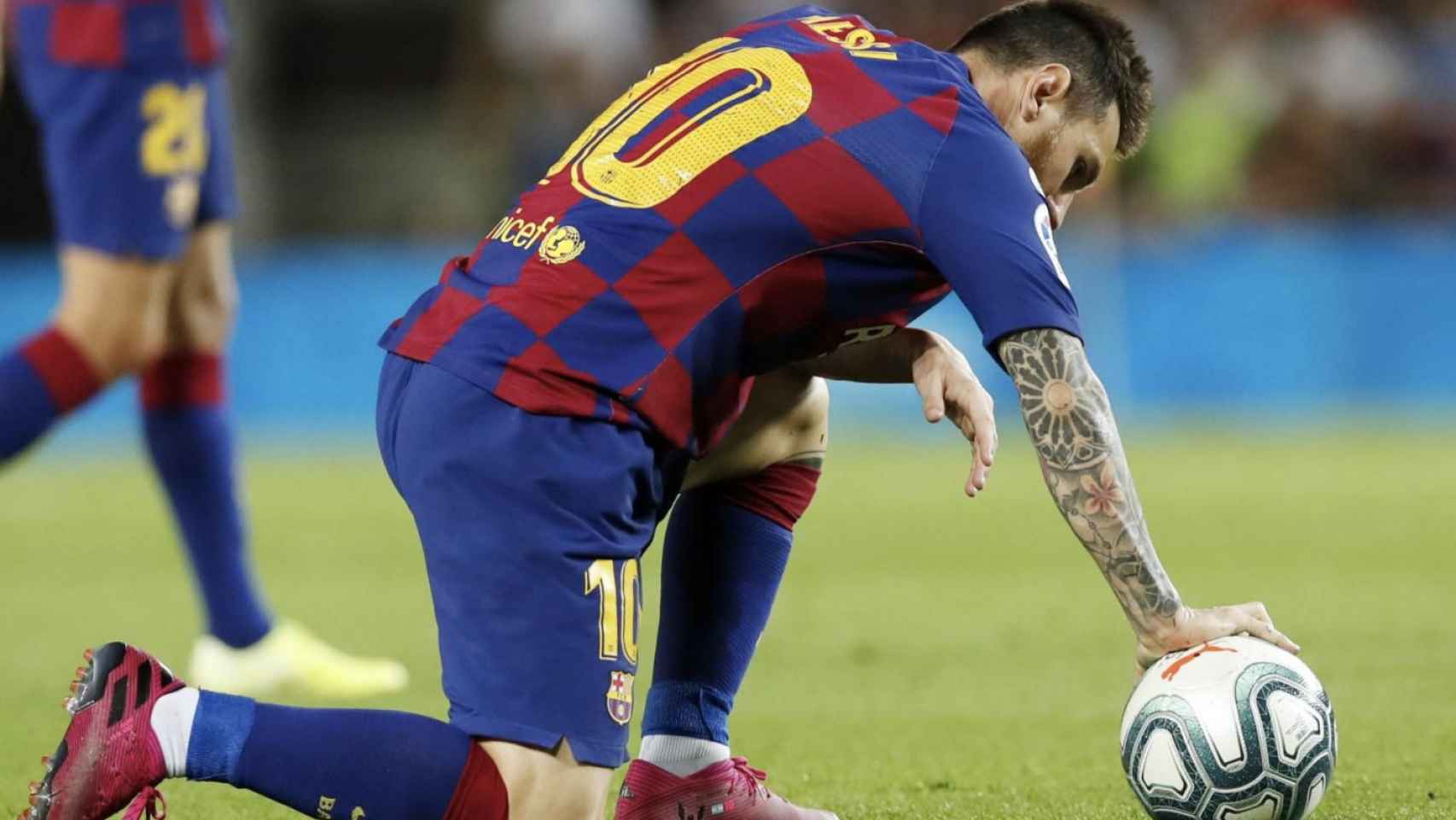 Leo Messi coloca el balón sobre el césped para sacar una falta contra el Sevilla / FCB