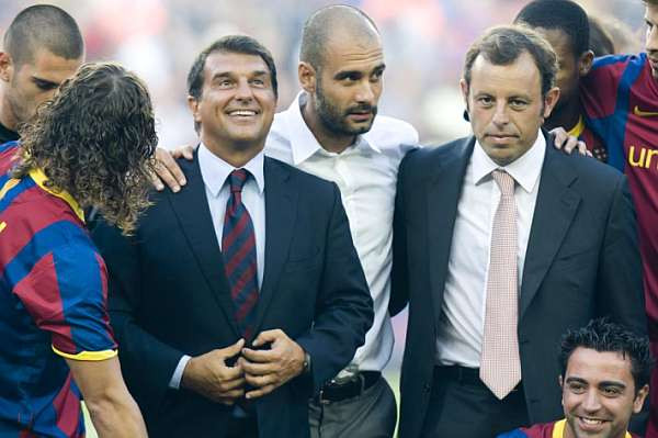 Laporta, Guardiola y Rosell, con el título de Liga de 2010 / EFE