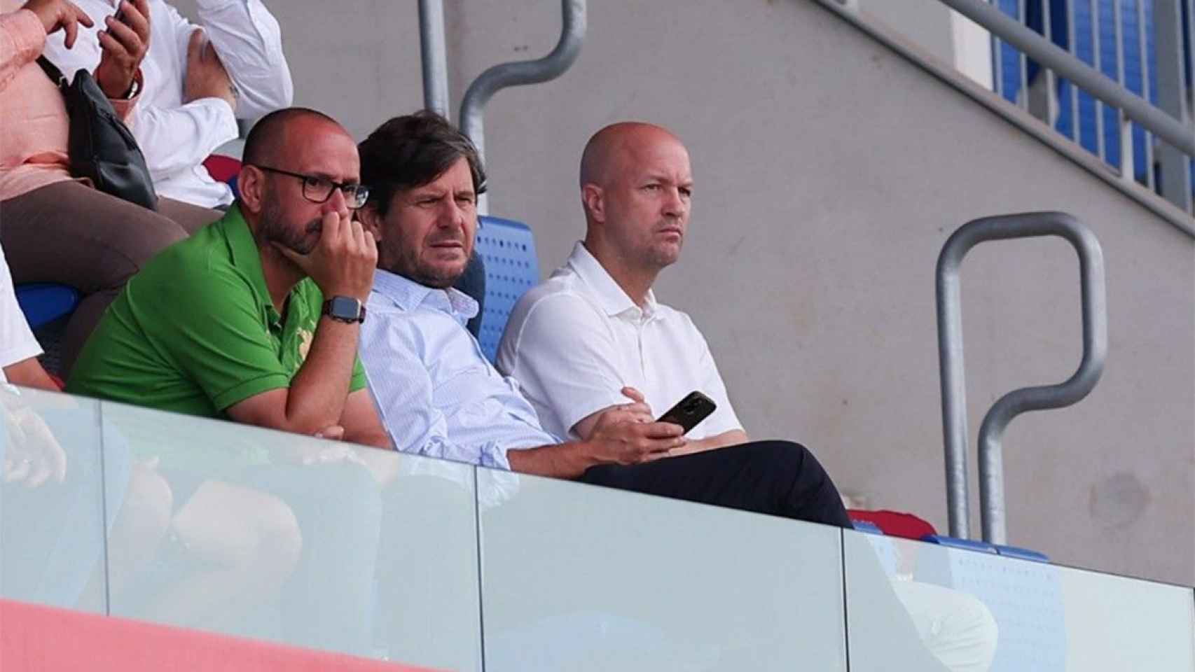 Mateu Alemany y Jordi Cruyff, presenciando el partido de un posible futbolista para el Barça / REDES