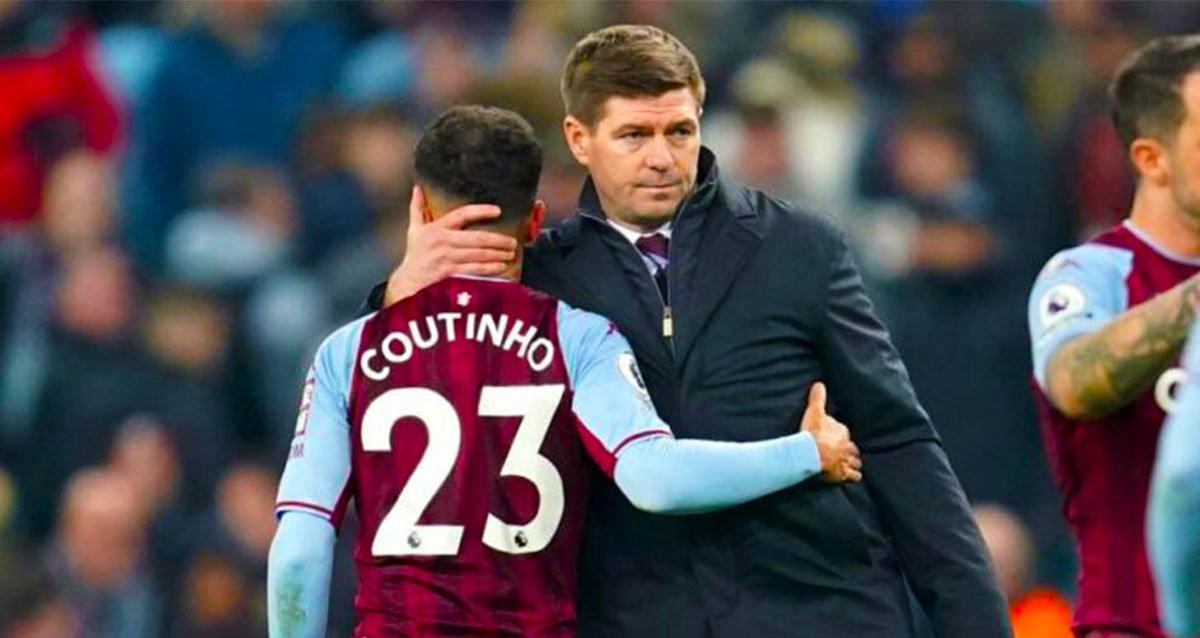 Gerrard abraza a Coutinho durante un partido del Aston Villa / ASTON VILLA