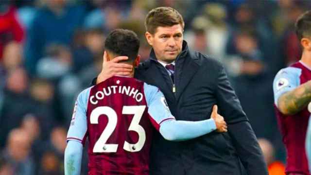 Gerrard abraza a Coutinho durante un partido del Aston Villa / ASTON VILLA