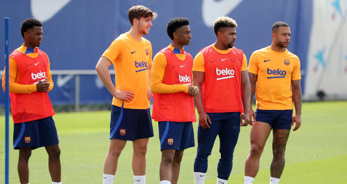 Ansu Fati, Nico, Alejandro Balde, Adama y Memphis Depay en un entrenamiento del Barça / FCB