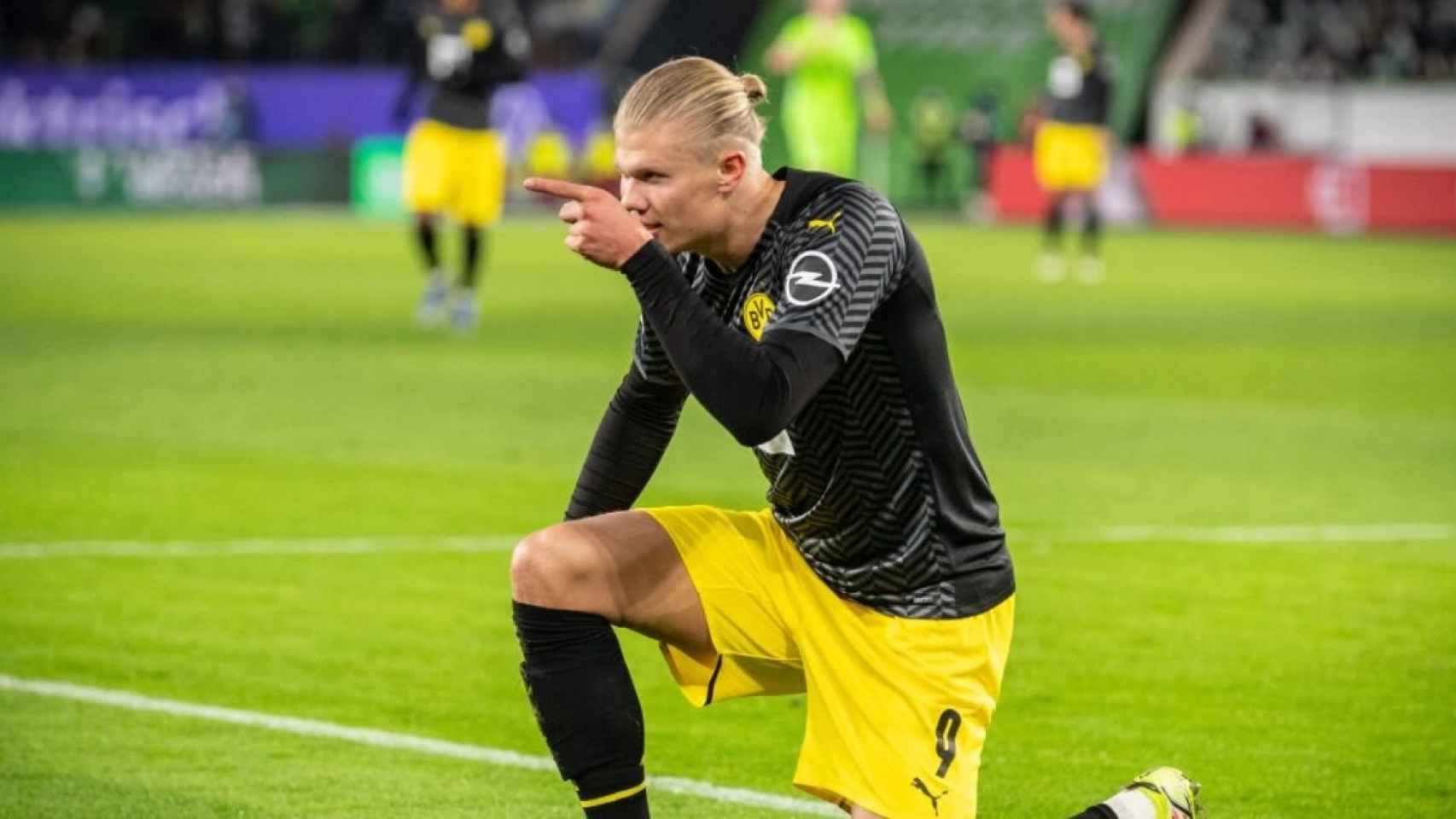 La curiosa celebración de Erling Haaland tras anotar un gol con el Dortmund / EFE