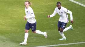 Dembelé celebrando el gol de Francia con Griezmann / EFE