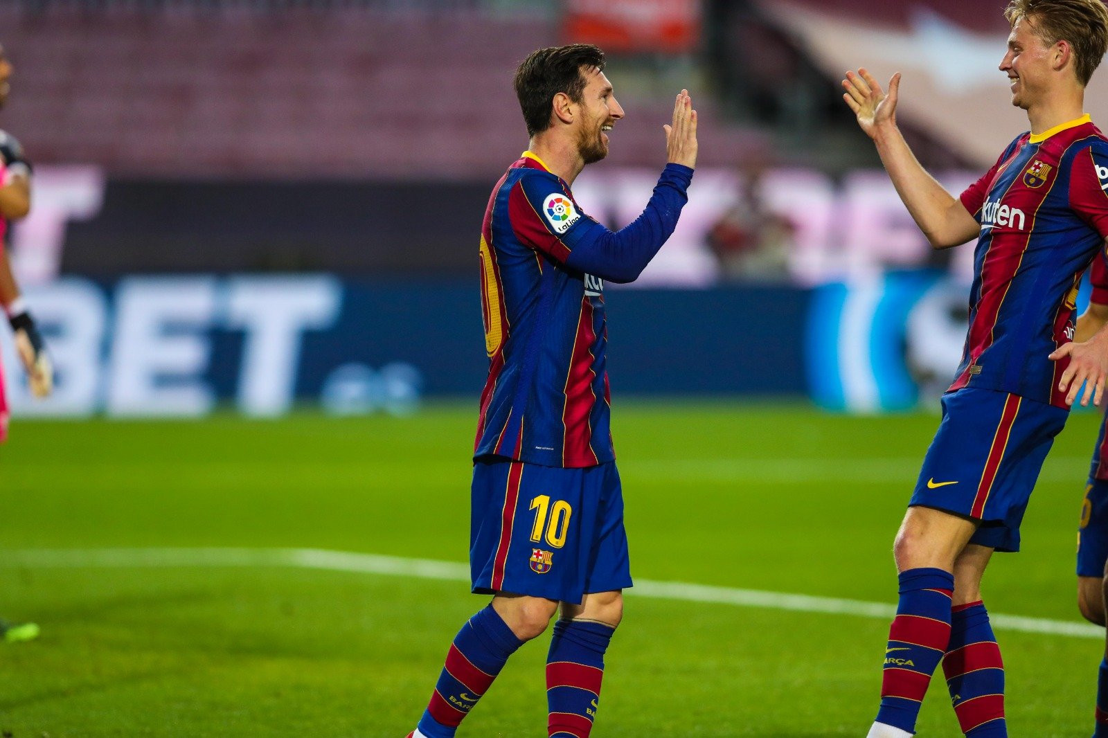Messi celebrando el gol contra el Betis con De Jong / EFE