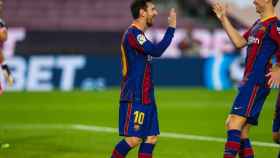 Messi celebrando el gol contra el Betis con De Jong / EFE