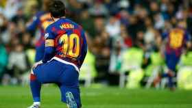 Lionel Messi, capitán del Barça, arrodillado en el césped del Bernabéu en el último clásico / EP