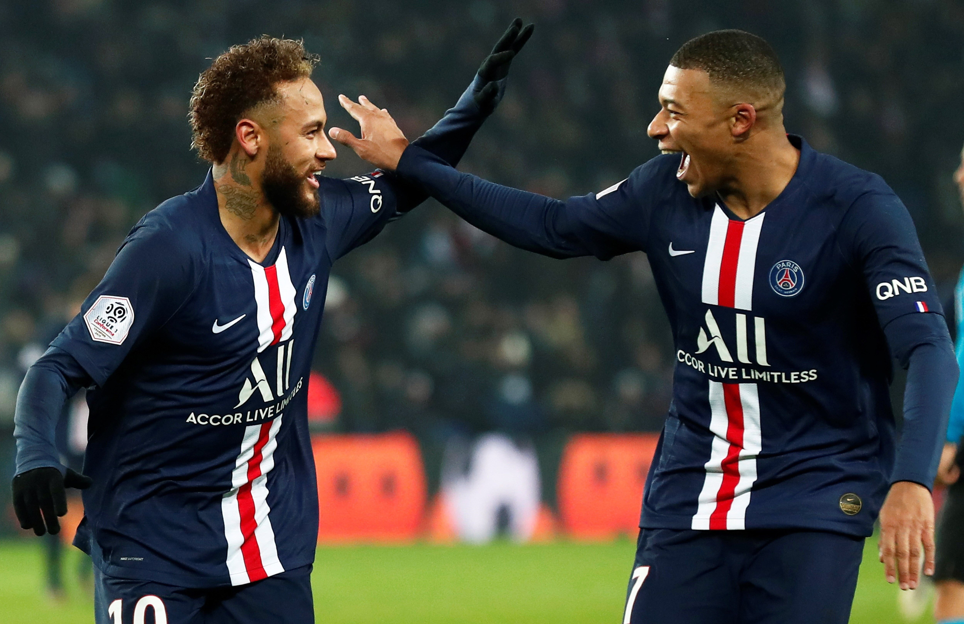 Neymar y Mbappé celebran el gol del francés contra el Nantes / EFE