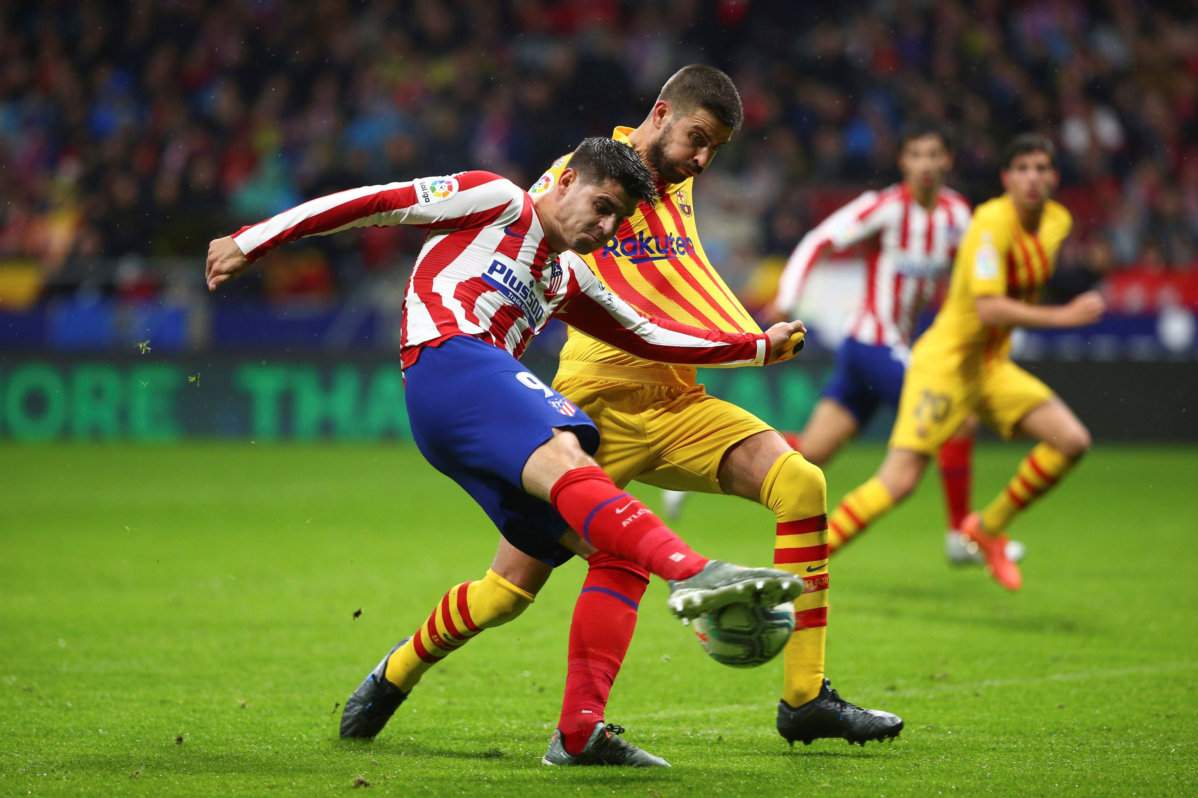 Gerard Piqué controlando a Morata en el Atlético-Barça / EFE