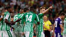 Una foto de los jugadores del Betis celebrando un gol ante el Valladolid / Twitter
