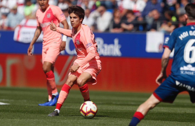 Riqui Puig filtrando el balón a Dembelé / FC Barcelona