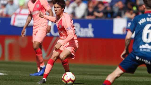 Riqui Puig filtrando el balón a Dembelé / FC Barcelona