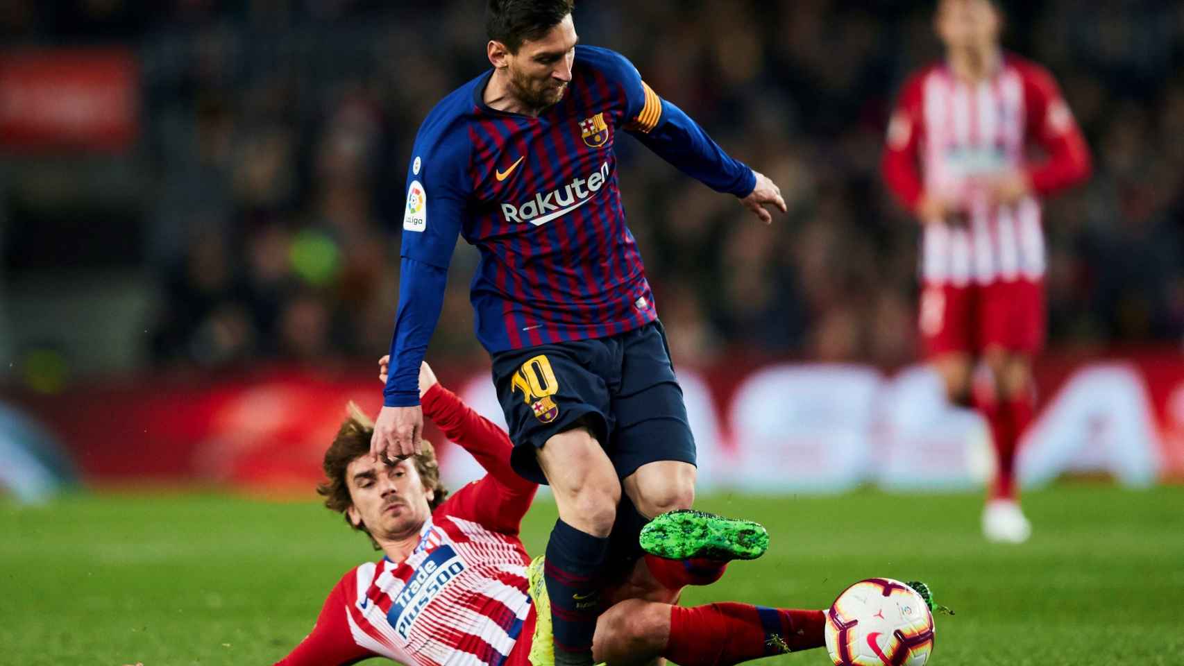 Antoine Griezmann intenta detener una cabalgada de Leo Messi / EFE