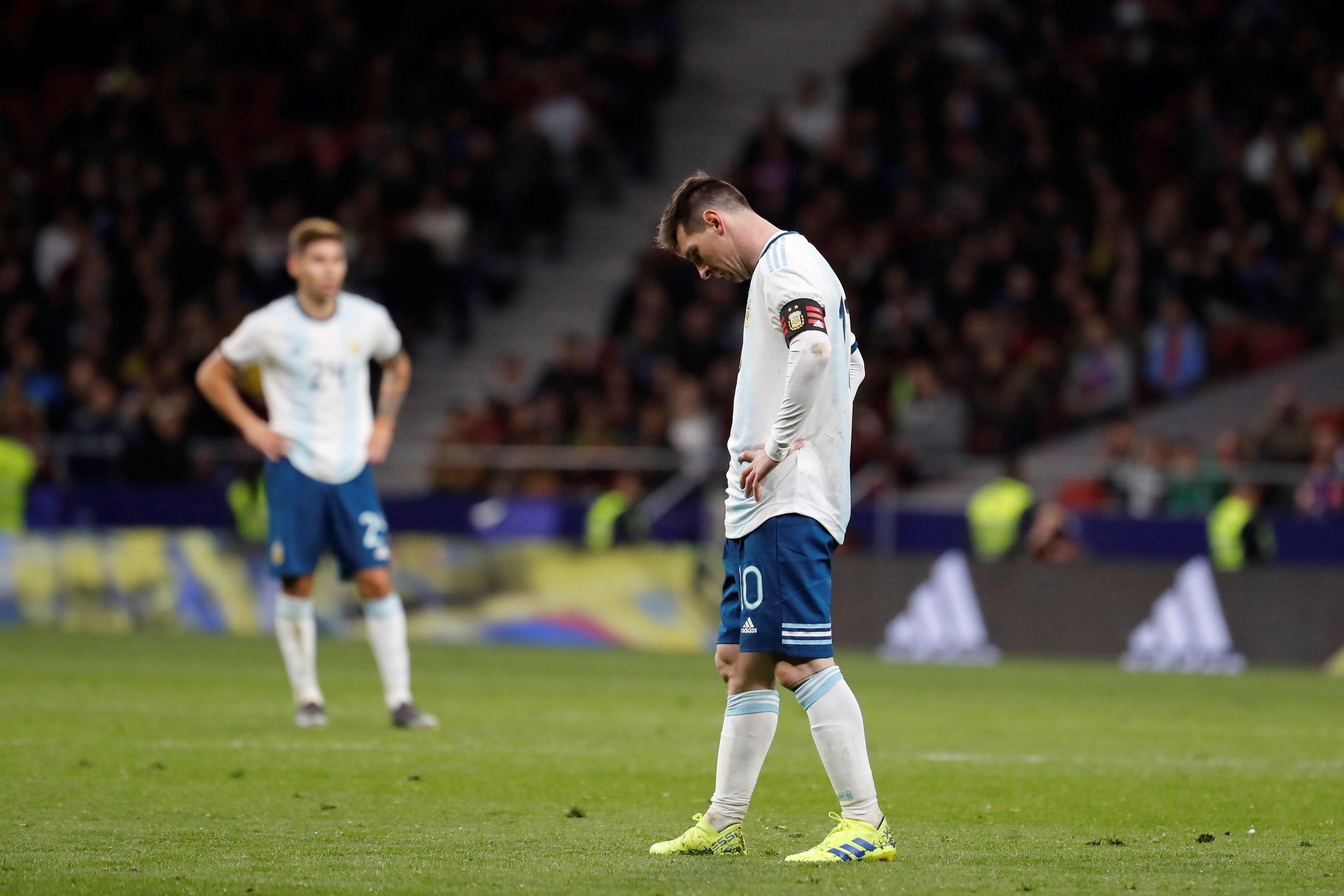 Leo Messi cabizbajo con la selección argentina / EFE
