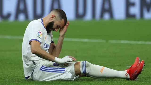 Benzema ante el Villarreal en el suelo / EFE