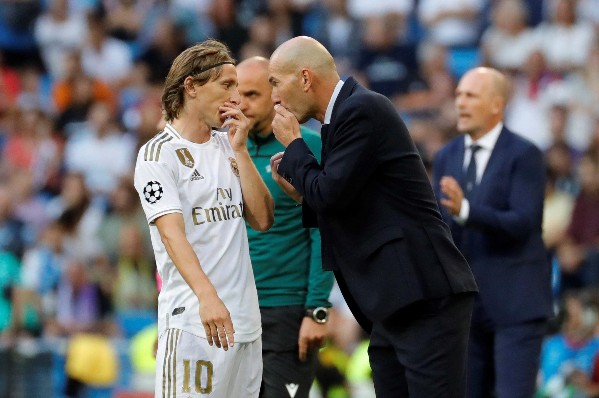 Zidane, hablando con Modric en un partido del Real Madrid | EFE