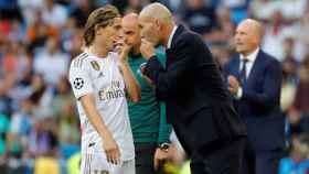 Zidane, hablando con Modric en un partido del Real Madrid | EFE