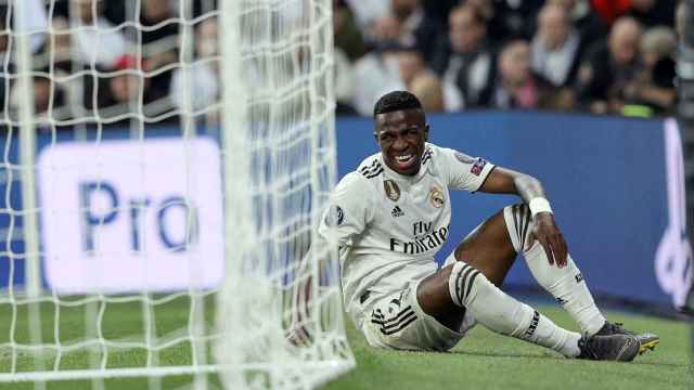 Una foto de Vinicius Jr. tras lesionarse ante el Ajax en el Santiago Bernabéu / EFE