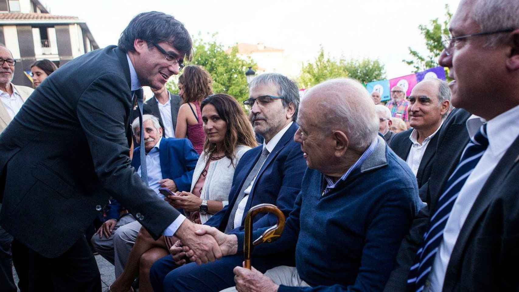 Carles Puigdemont, saludando al fundador de CiU, Jordi Pujol, en un acto de 2017 / EFE