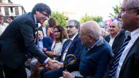 Carles Puigdemont, saludando al fundador de CiU, Jordi Pujol, en un acto de 2017 / EFE