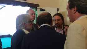 Pablo Iglesias, rodeado por la directiva del Círculo de Economía y Foment del Treball /CG