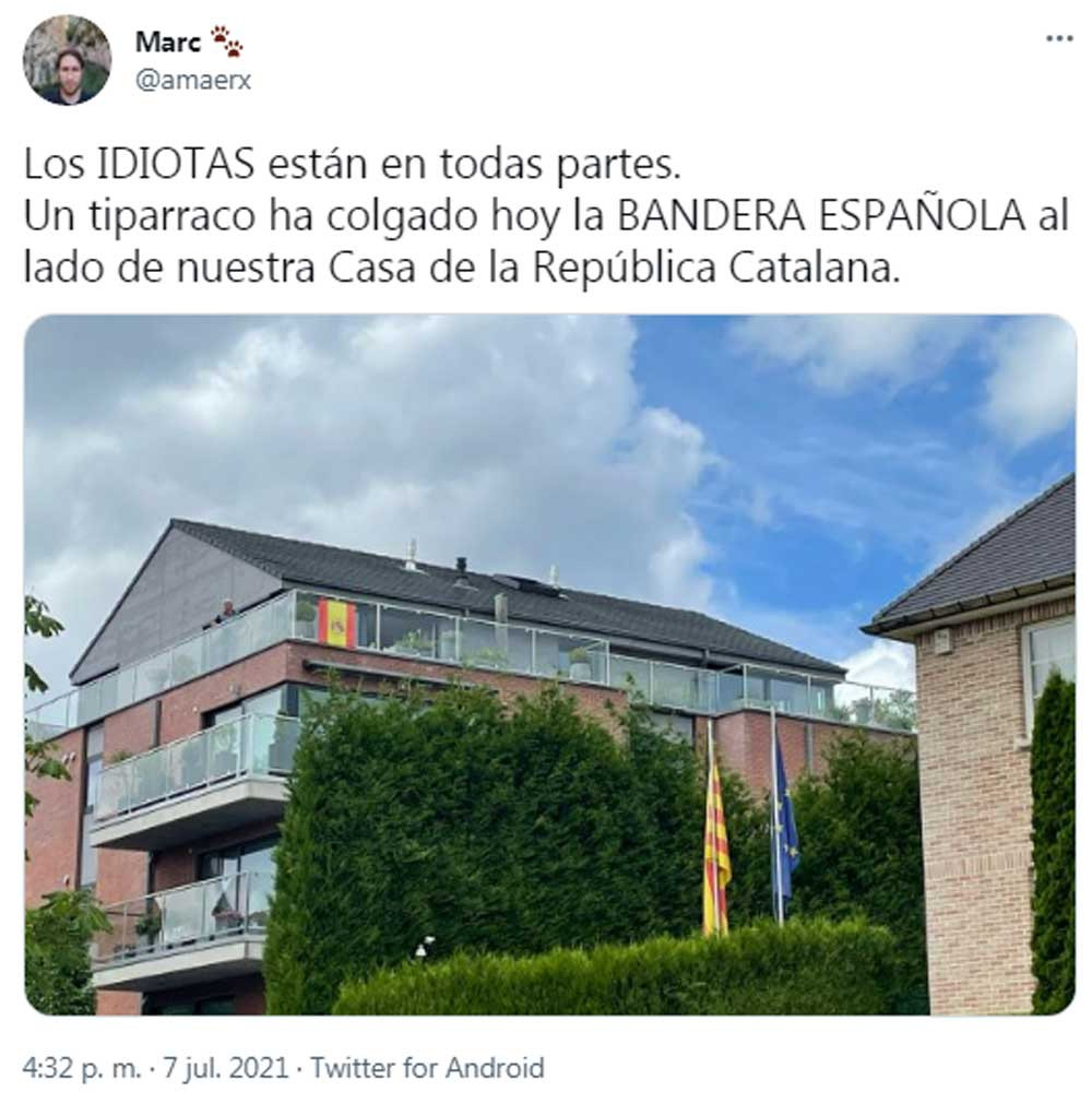 El usuario de Twitter @amaerx, denunciando la presencia de una bandera española junto al chalet de Puigdemont en Waterloo