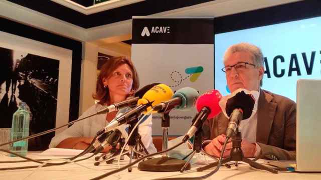 Martí Sarrate, presidente de ACAVe, con Catiana Tur, gerente, en el acto de previsiones de verano / CG