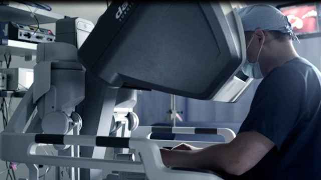 Un cirujano controla la consola Da Vinci en una intervención: la tecnología posibilita la cirugía robótica  / QUIRÓNSALUD