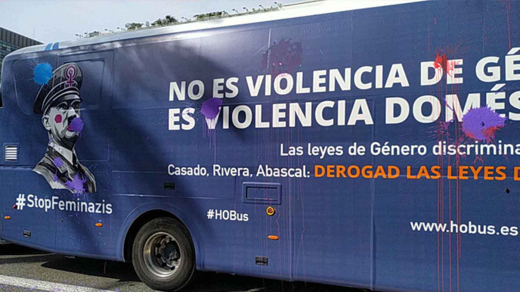 El autobús de Hazte Oír tras el ataque con pintura en Barcelona / TWITTER