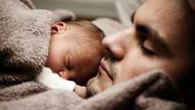 Un hombre y un bebé tratan de dormir / PIXABAY