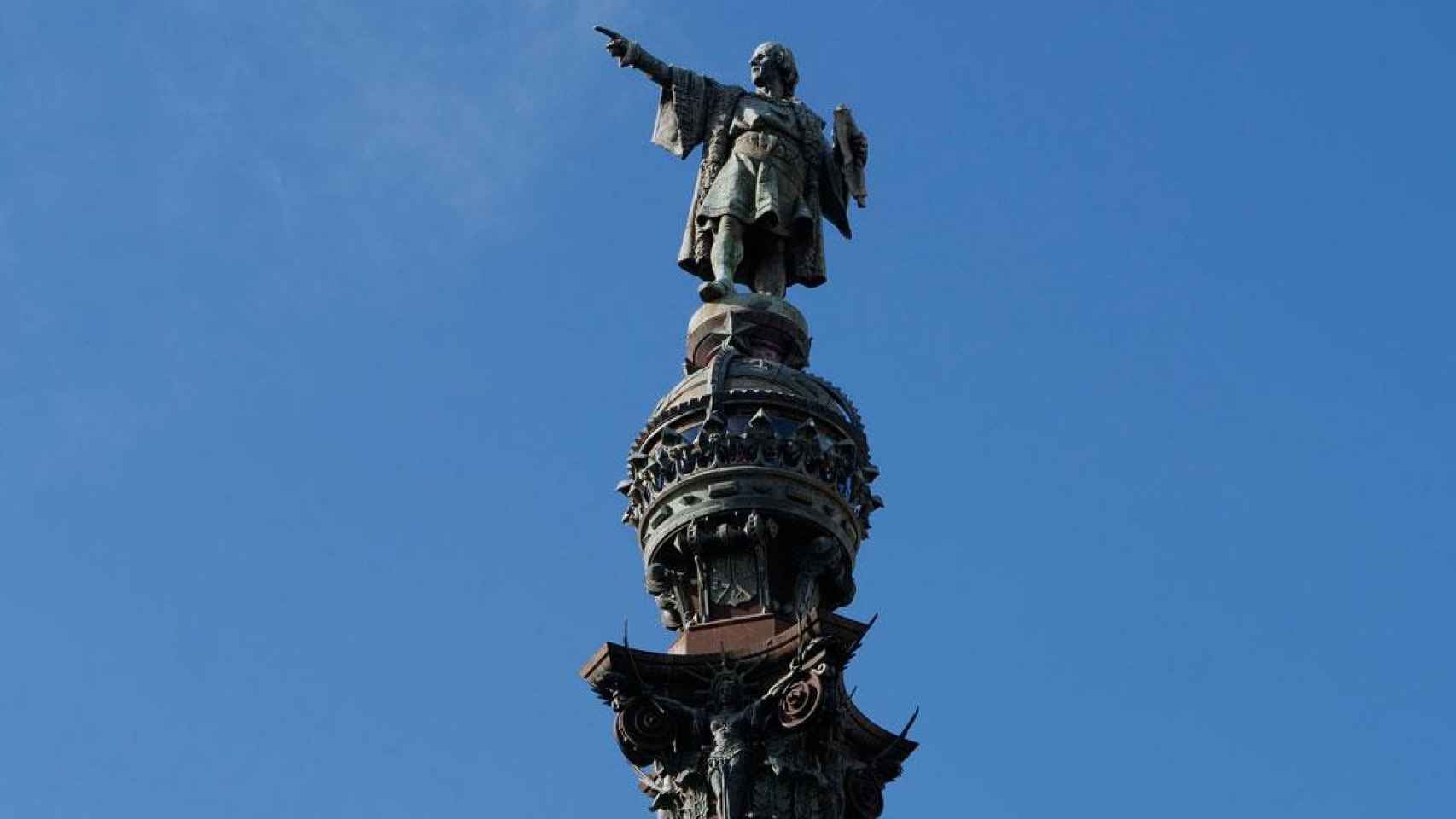 Estatua de Cristobal Colón señalando hacia América / PIXABAY
