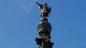 Estatua de Cristobal Colón señalando hacia América / PIXABAY