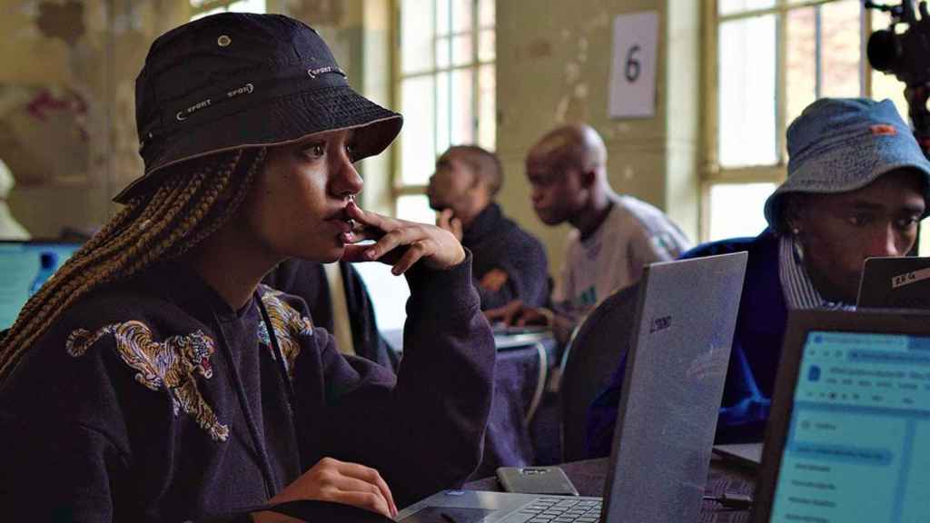 Una joven escribe en un PC durante un taller de WikiAfrica / MOLESKINE FOUNDATION
