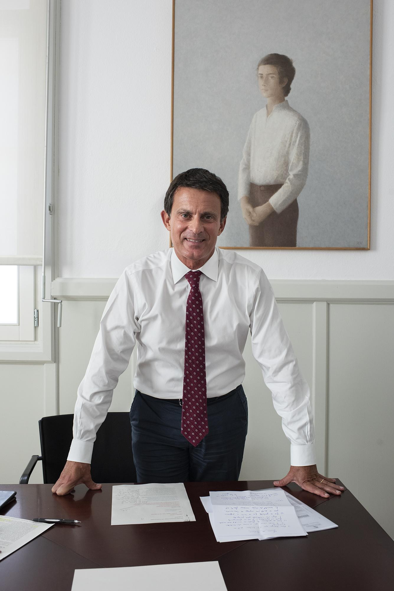 Retrato de Manuel Valls en su despacho en el Ayuntamiento de Barcelona / LENA PRIETO