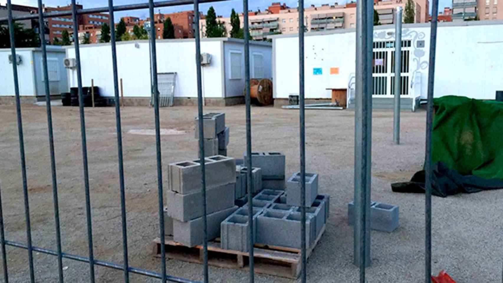 Barracones y material de construcción en una escuela catalana