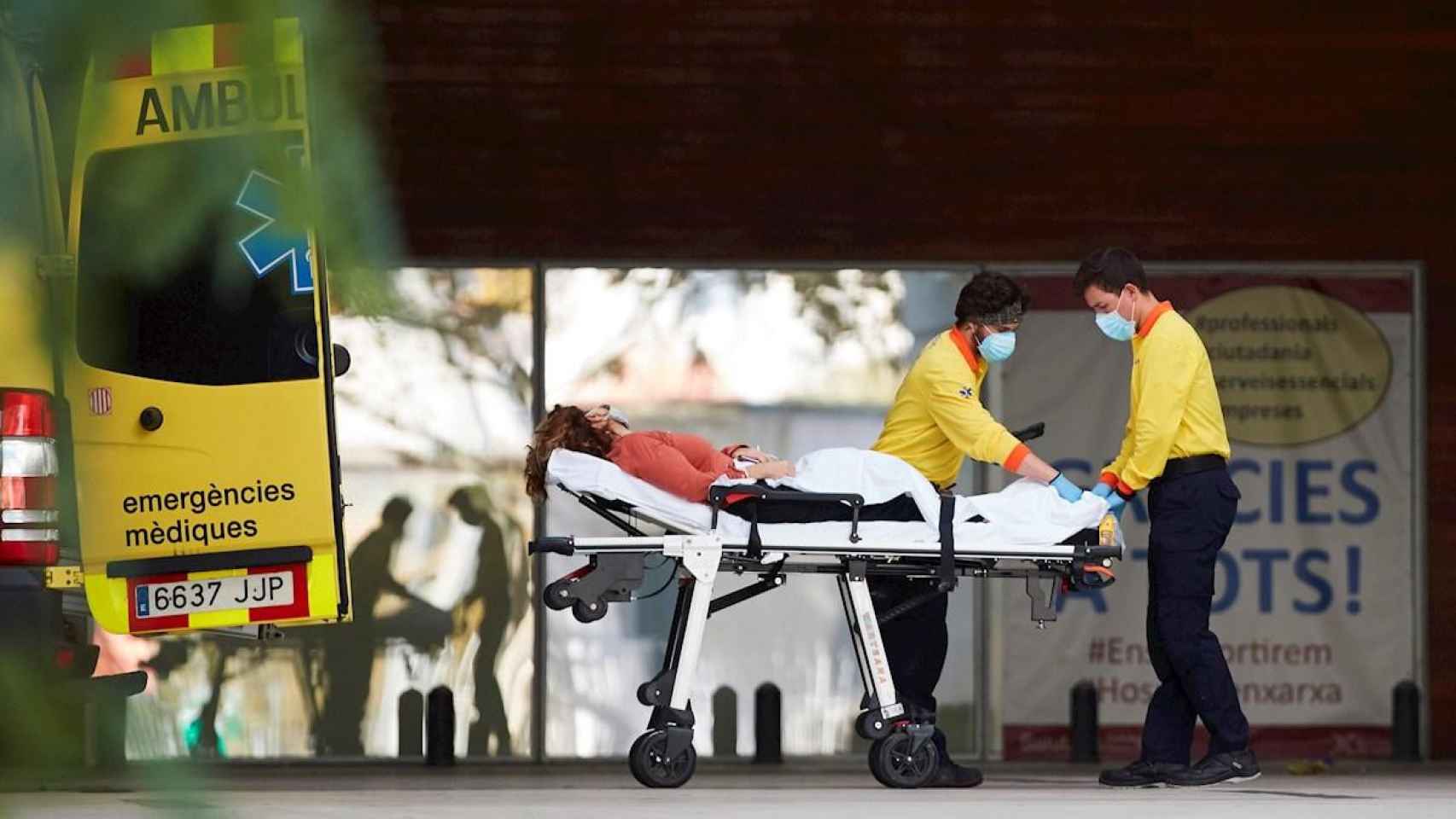 Dos técnicos de emergencias médicas ingresan a un enfermo en el Hospital de Bellvitge de Barcelona / EFE