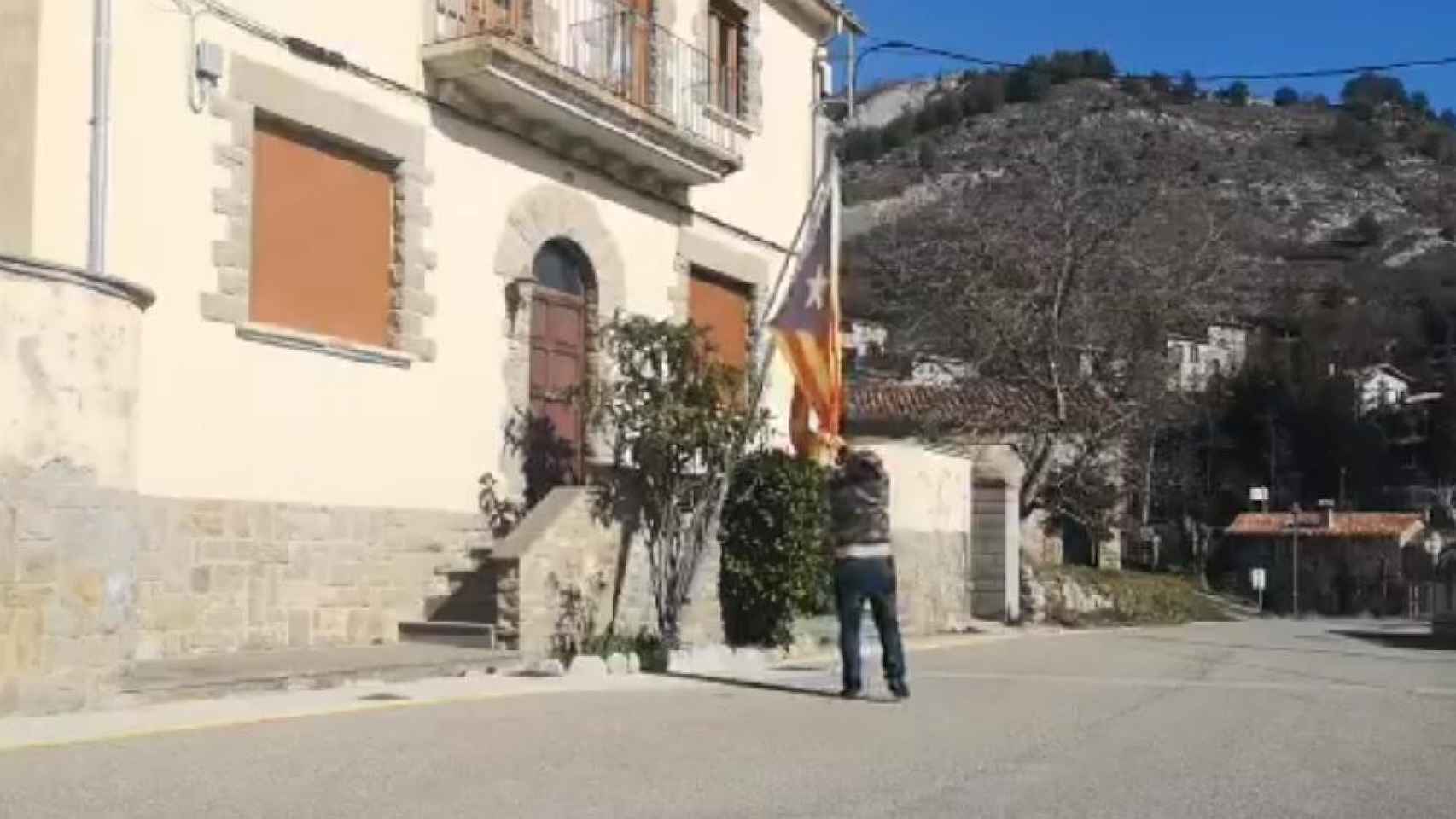 Un antiindependentista retira una bandera estelada de un ayuntamiento / TWITTER