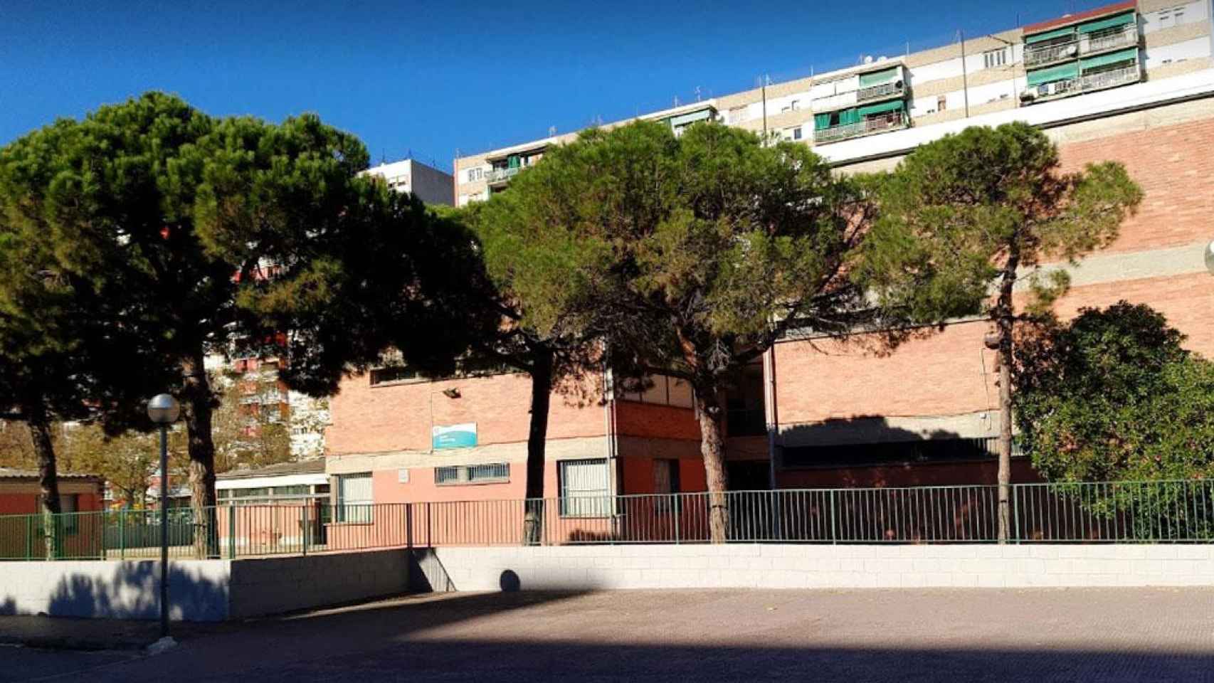 Escola Bernat Metge de L’Hospitalet de Llobregat, el colegio público que cargó contra un diputado del PSC en redes sociales / GOOGLE MAPS