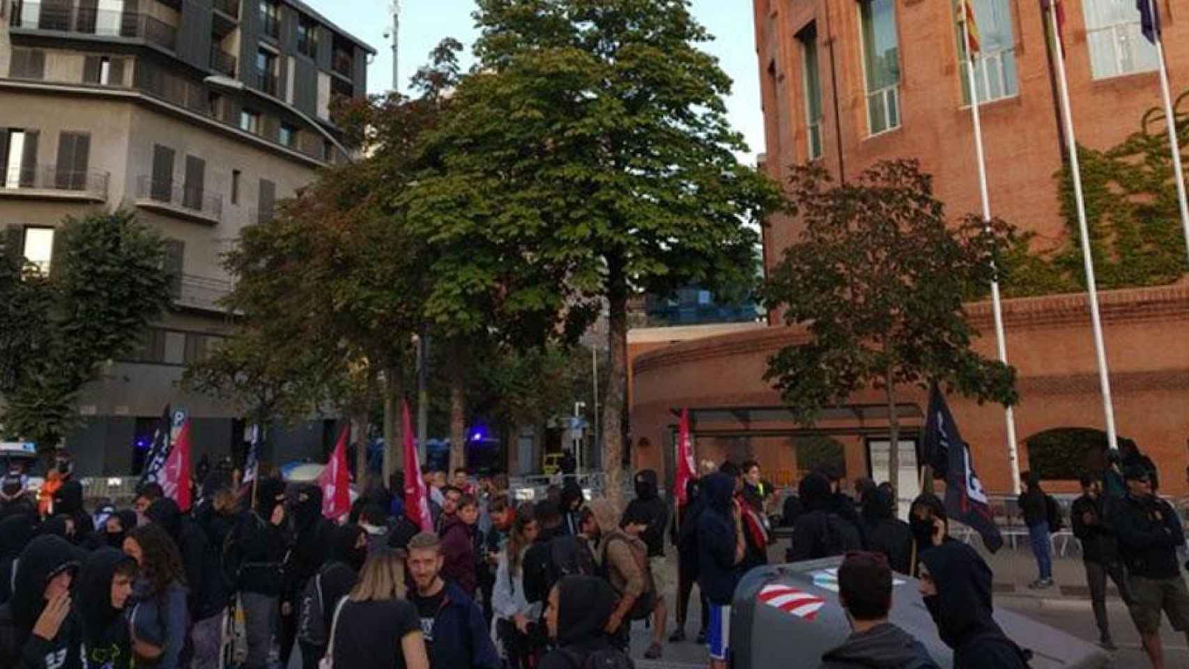Manifestantes convocados por los CDR en el segundo aniversario del 1-O en Girona / TWITTER