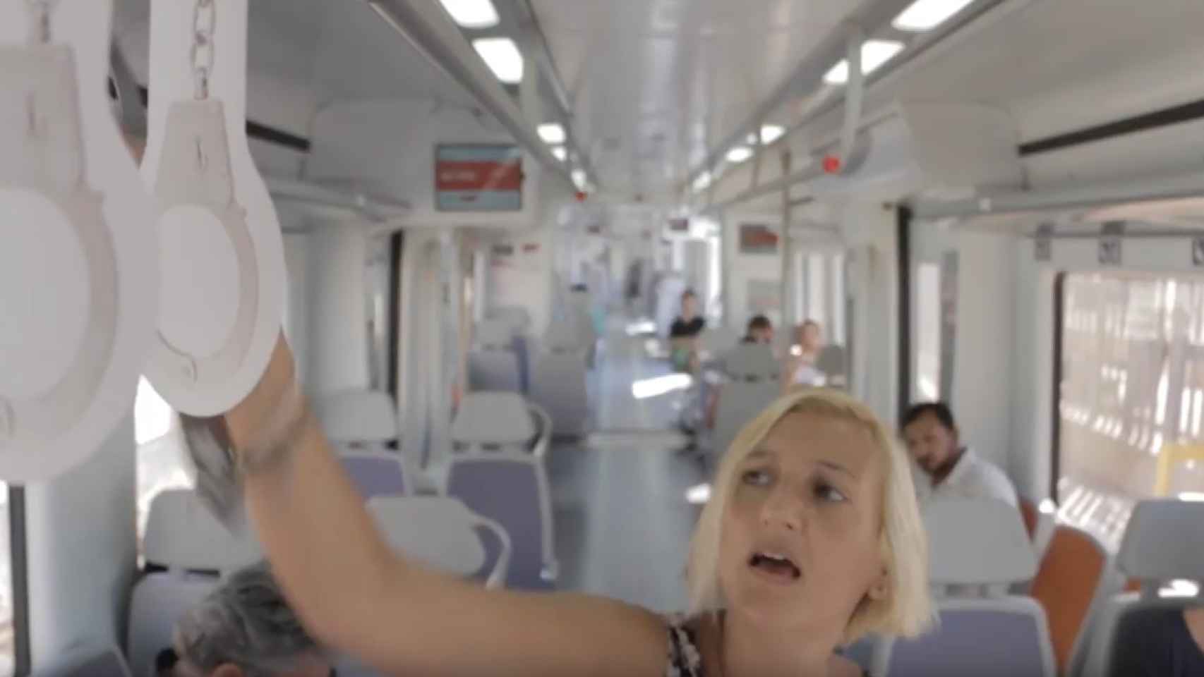 Esposas en los trenes de Rodalies, la nueva campaña de Òmnium Cultural