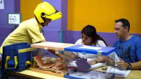 Imagen de archivo de un trabajador de Correos que entrega el voto por correo en unas elecciones generales / EFE