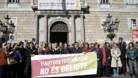 Políticos de la Generalitat y del Ayuntamiento, posando el pasado mes de febrero con una pancarta nacionalista bajo la pancarta de apoyo a los políticos presos y el lazo amarillo que preside el balcón de la Generalitat